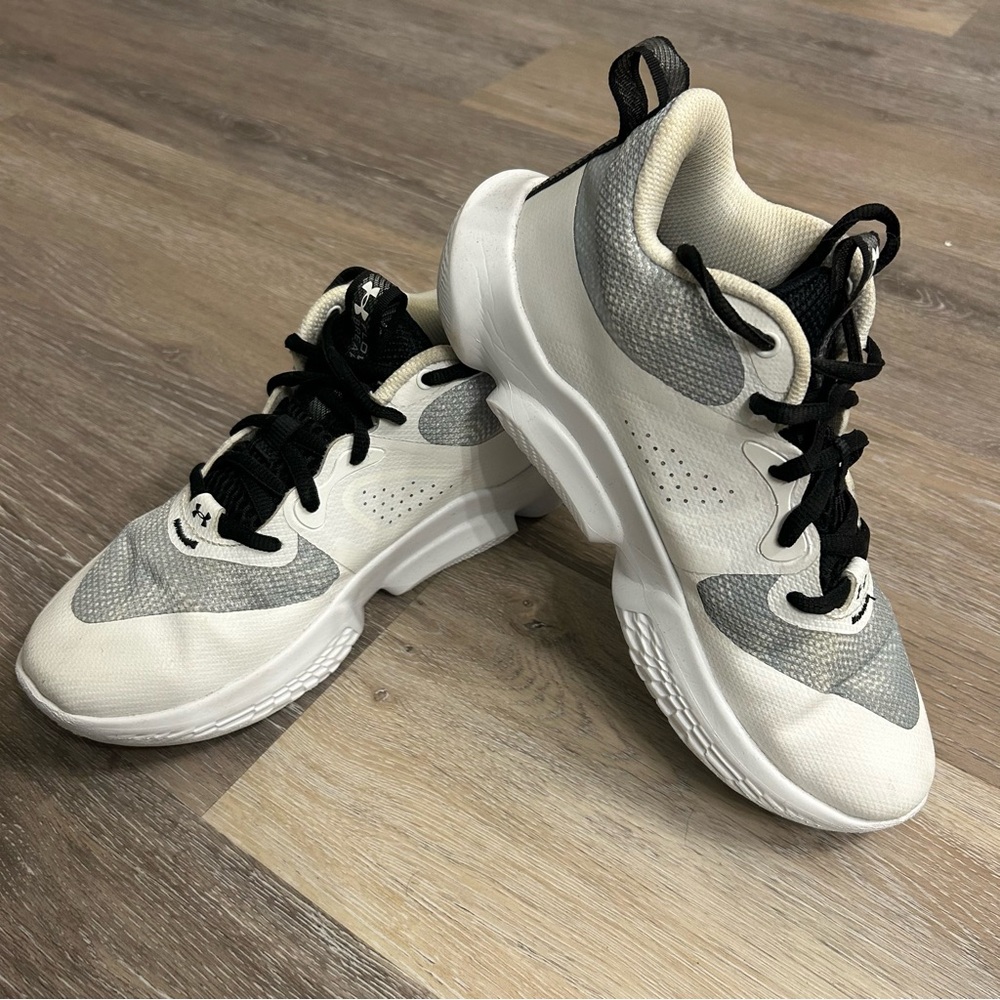 Under Armour Flow Breakthru 3 Style# 3025603-100 Size 7.5 White/Black